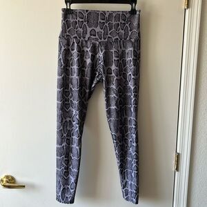 Onzie Leggings Size M Gently used Gray Snakeskin